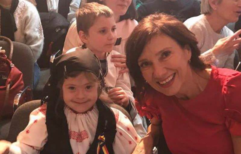 foto - carmen iohannis a mers cu cadouri la copii bolnavi de autism în sibiu