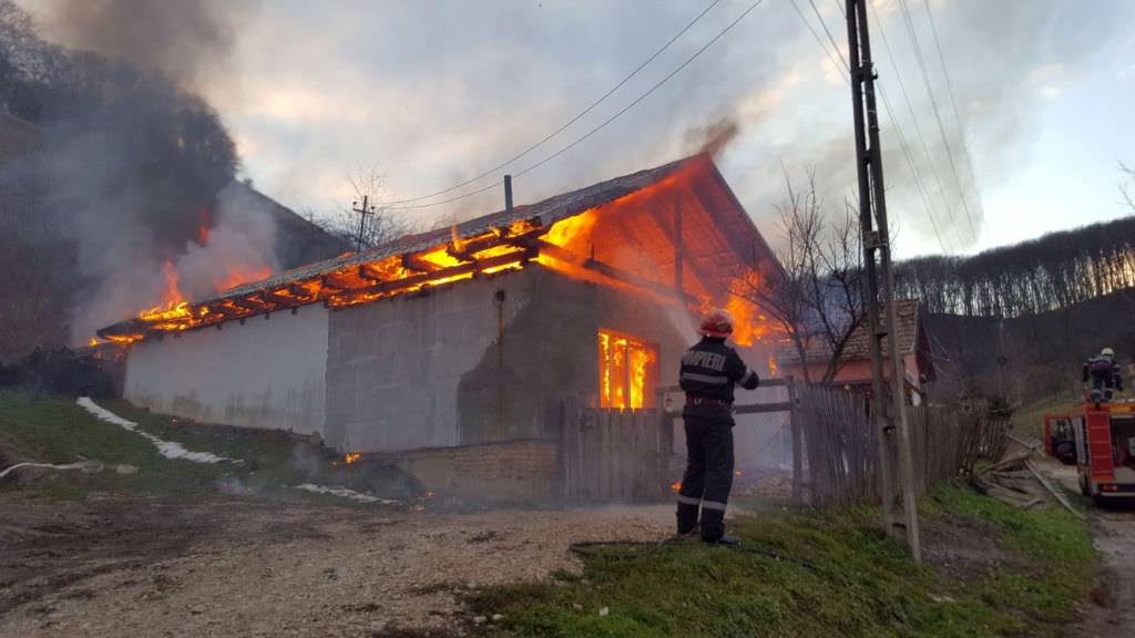 păsări mistuite de un incendiu într-o gospodărie la târnava