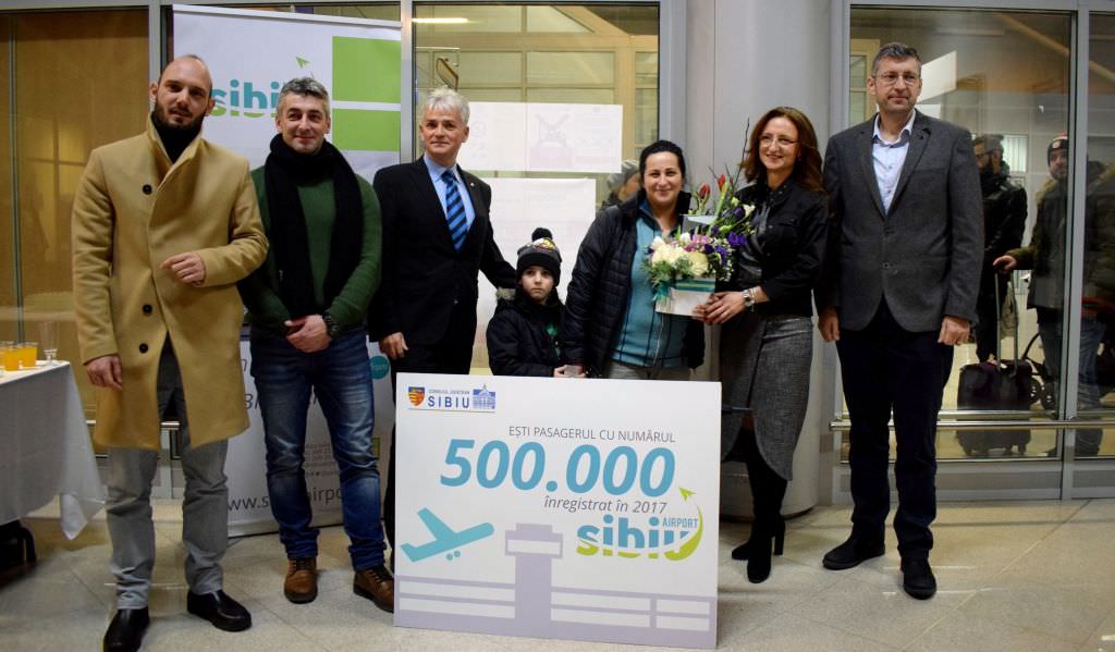 pasagerul cu numărul 500.000 la aeroportul sibiu, întâmpinat la aterizare cu flori și premii surpriză