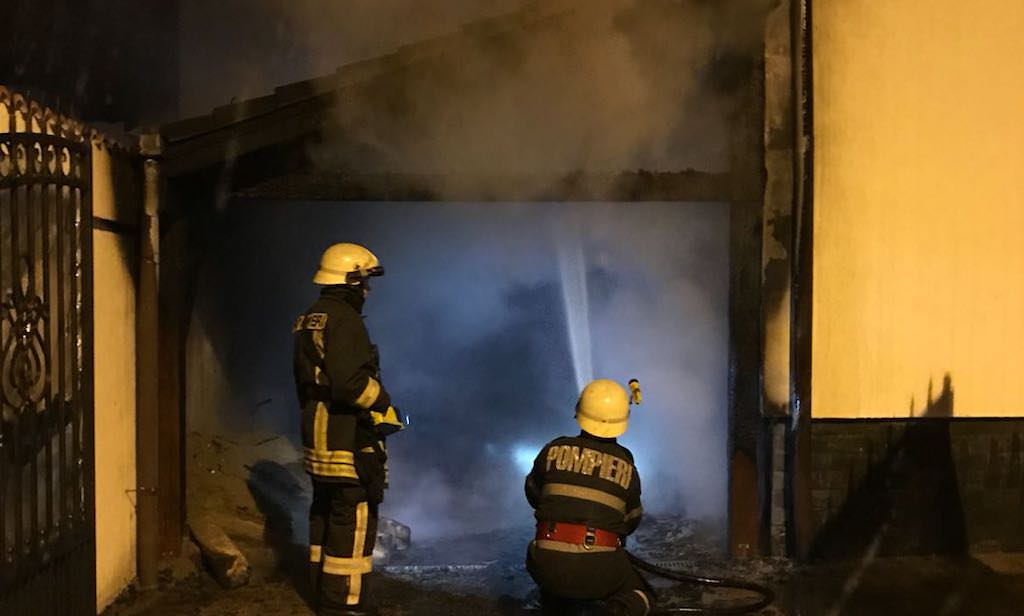 FOTO - Incendiu la un garaj de pe strada Londra din Sibiu