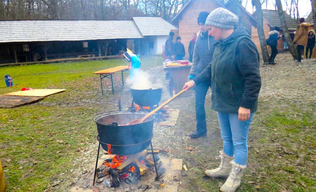 foto - aglomerație la ignatul din muzeul în aer liber. bucate tradiționale pregătite ca pe vremuri