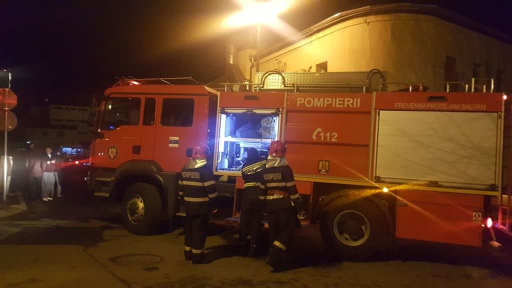 update foto - incendiu la imobilul unde este crama ileana. zeci de oameni evacuați