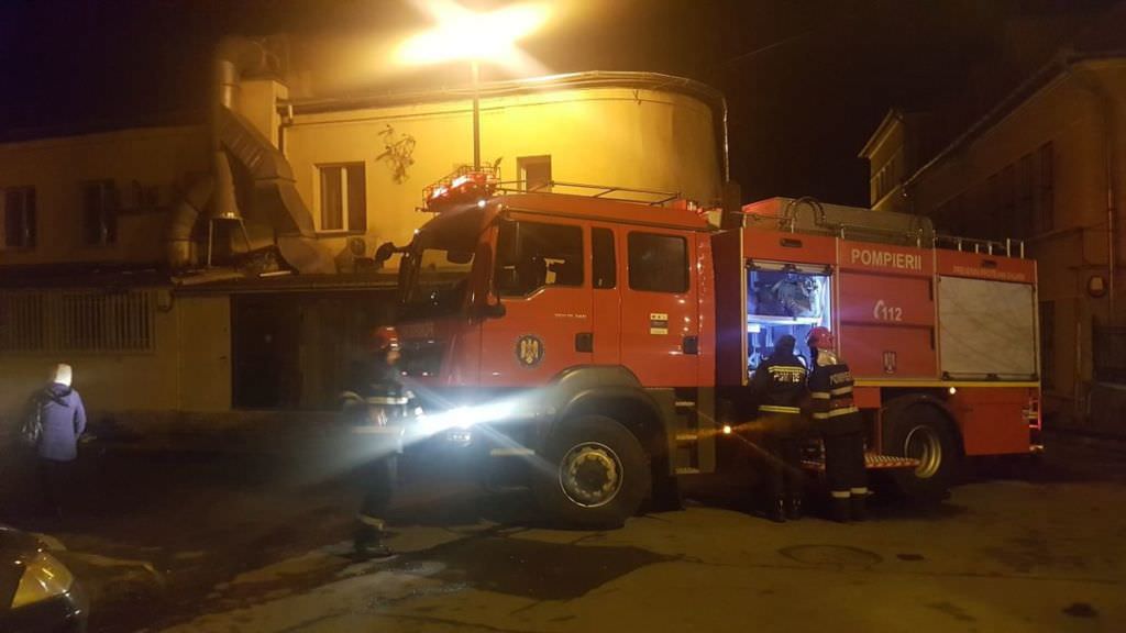 update foto - incendiu la imobilul unde este crama ileana. zeci de oameni evacuați