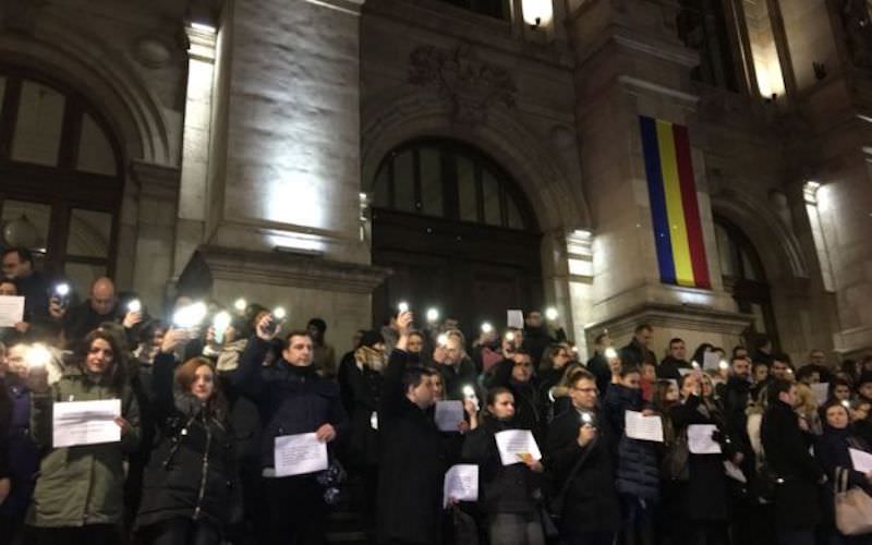 video - sute de magistrați au protestat în tăcere pe treptele curții de apel din bucurești