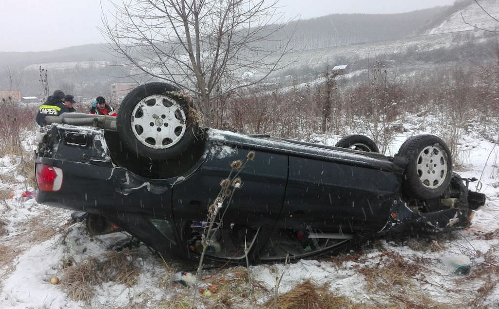 FOTO - Patru răniți pe DN1 la Cristian. Mașină răsturnată din cauza vitezei