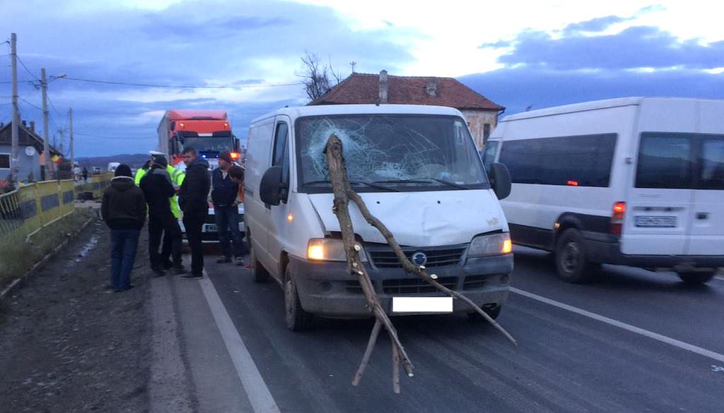 update foto accident la tălmaciu - pieton lovit de un microbuz. șoferul era băut