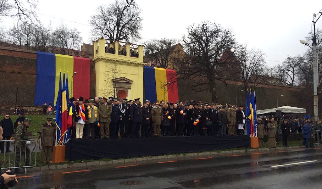 video - ziua națională a româniei la sibiu. transmitem în direct defilarea de pe coposu