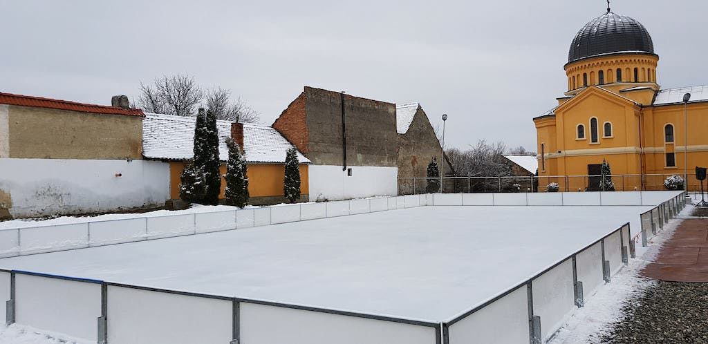 FOTO S-a deschis patinoarul din centrul Șelimbărului. Intrarea este gratuită