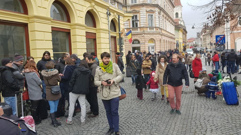 update video foto - al șaptelea flashmob ’’vă vedem din sibiu’’. sute de oameni au venit cu trolere