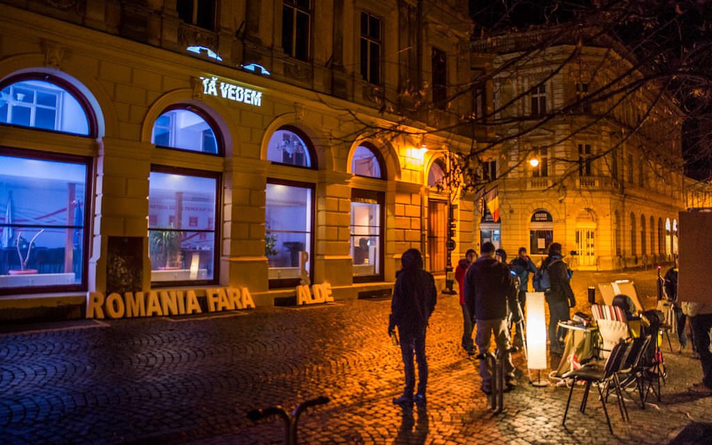 live video - dezbatere în stradă cu dan perjovschi la protestul ”vă vedem din sibiu”