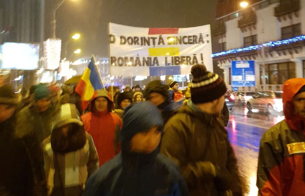 update video foto - protest la sibiu. peste 1.000 de oameni strigă împotriva guvernului și a psd-ului