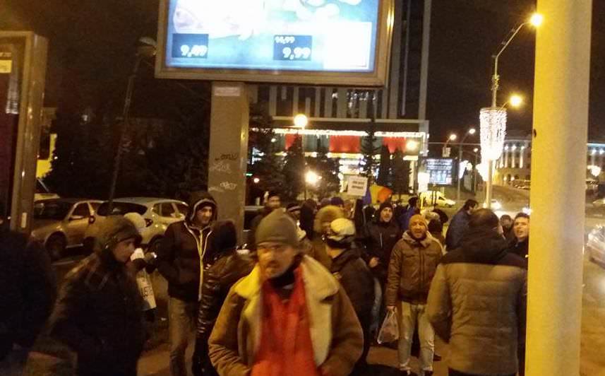 foto - proteste cu incidente în capitală. oamenii au ieșit în stradă și la sibiu