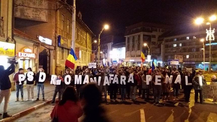 video foto peste 1.500 de oameni protestează duminică seară la sibiu. se scandează împotriva guvernului