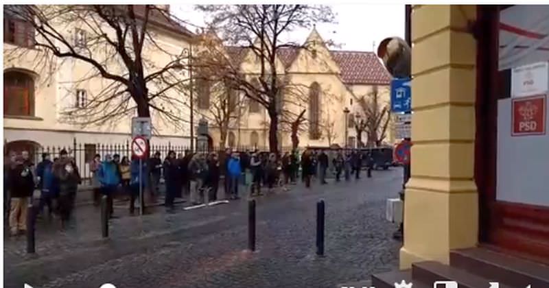 update foto video – protest în fața sediului psd sibiu. mesajul protestatarilor este clar: ”vă vedem”