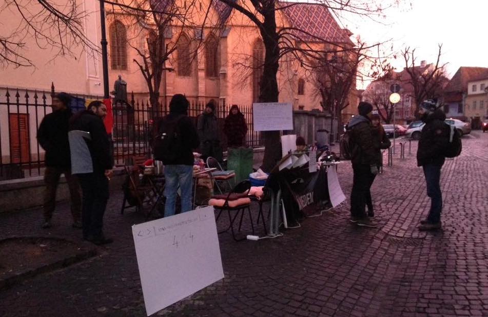 video protestul ’’vă vedem #din sibiu’’ continuă. au apărut și jandarmii. peste 100 de oameni la flashmob