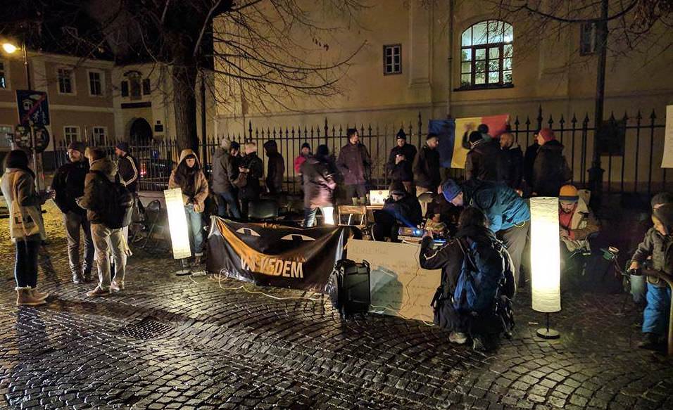 video - foto protestul ’’vă vedem din sibiu’’, continuă. zeci de oameni în fața sediului psd