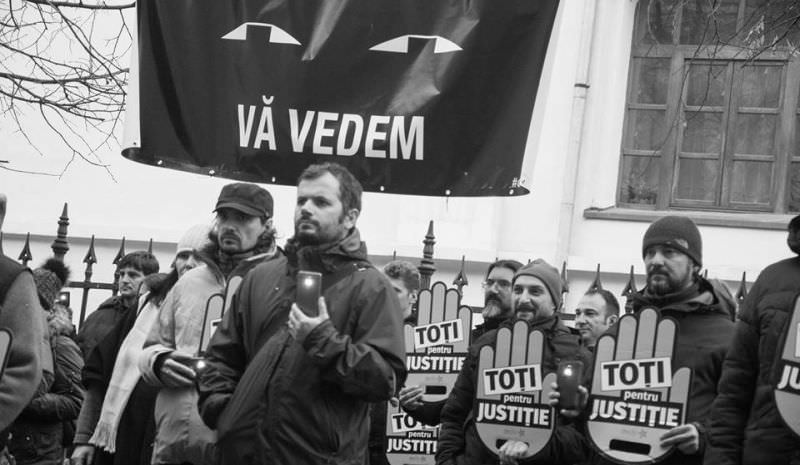 VIDEO Al patrulea flashmob în fața PSD Sibiu. A fost comemorat Regele Mihai