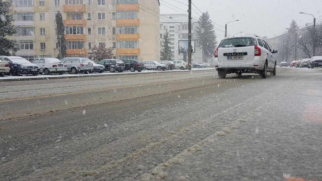 actualizare meteo - cod portocaliu de ninsori în 12 județe și de ger în 30 de județe