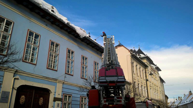 FOTO - Pompierii intervin de urgență pe Mitropoliei. Zăpada stă să cadă