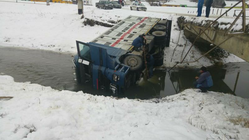 update foto video șofer căzut cu mașina în râul hârtibaciu, scăpat ca prin minune