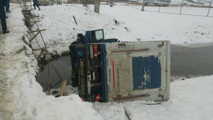 update foto video șofer căzut cu mașina în râul hârtibaciu, scăpat ca prin minune