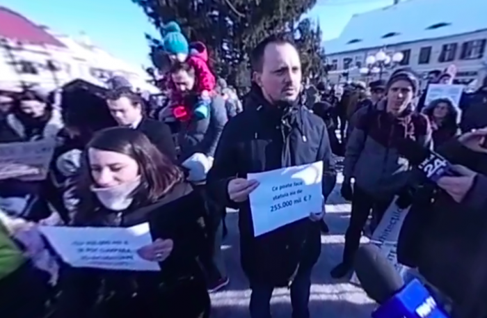 VIDEO- Primarul din Cisnădie a ieșit în mijlocul protestatarilor. I-a luat peste picior și discuțiile au degenerat