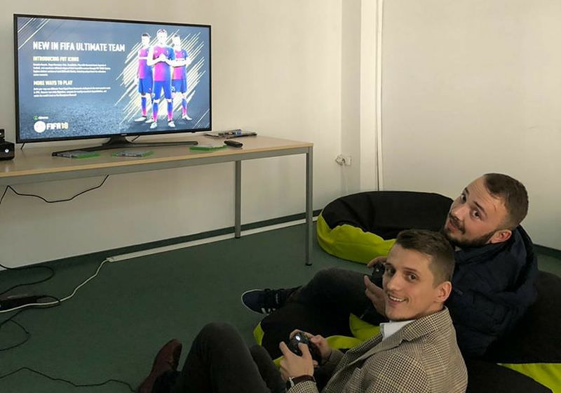 băieții care îți închiriază xbox sau play station cu tot cu televizor și jocuri - afacerea prinde aripi la sibiu