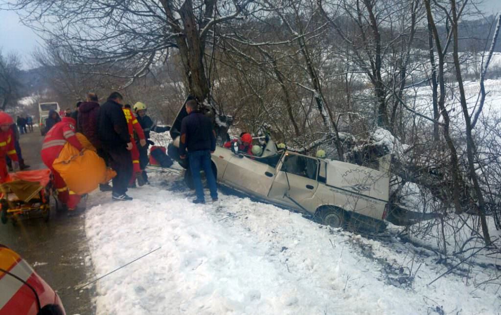 update foto – mașină intrată într-un copac la mihăileni. șoferul era mort de beat și fără permis