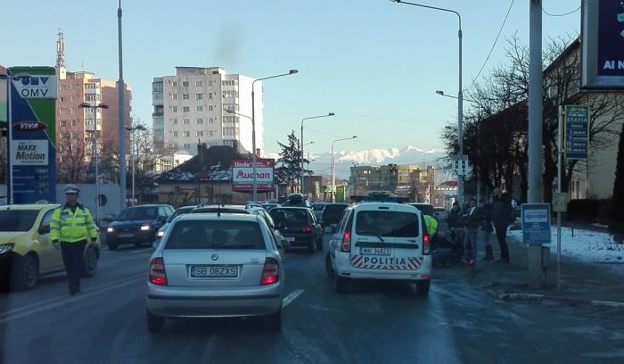 foto - femeie târâtă de un taxi pe milea. șoferul nu a băgat de seamă