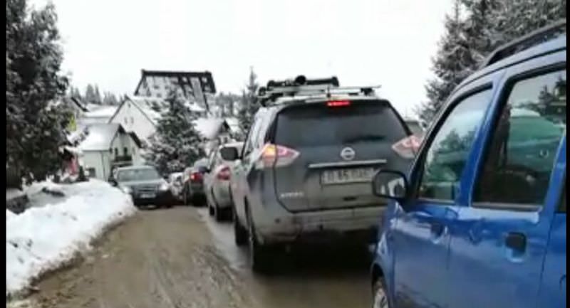 FOTO - Haos în Păltiniș. Trafic blocat de mașinile parcate neregulamentar