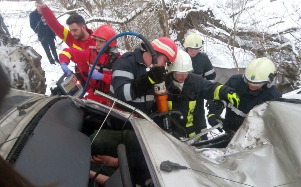 update foto – mașină intrată într-un copac la mihăileni. șoferul era mort de beat și fără permis