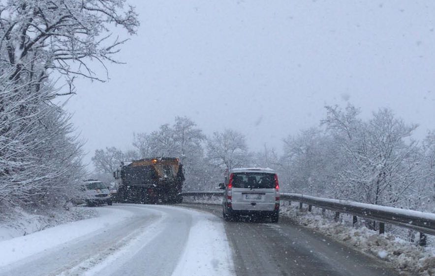 foto zăpadă pe toate drumurile din județ - peste 60 de utilaje scoase în teren