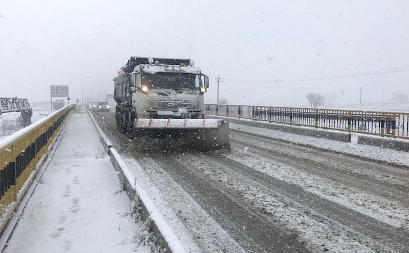 FOTO Zăpadă pe toate drumurile din județ - Peste 60 de utilaje scoase în teren