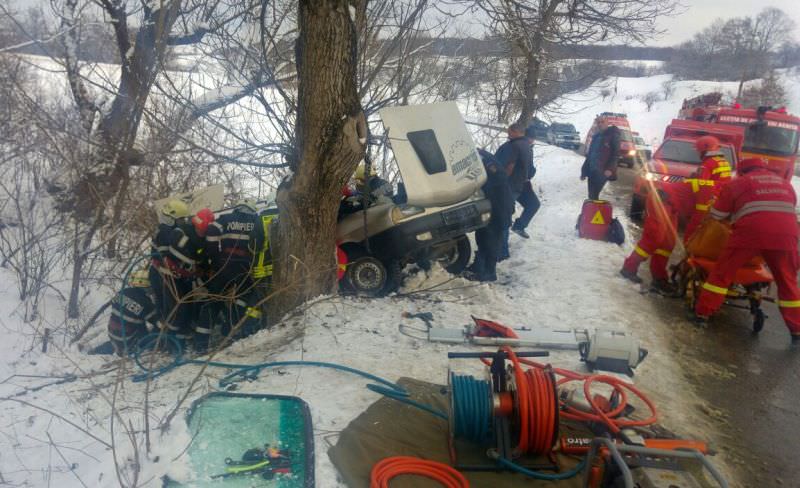 update foto – mașină intrată într-un copac la mihăileni. șoferul era mort de beat și fără permis