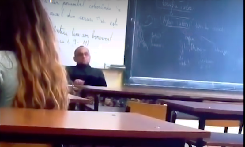 update foto video - profesor de religie filmat când s-ar fi masturbat în fața elevilor la copșa mică. poliția face anchetă