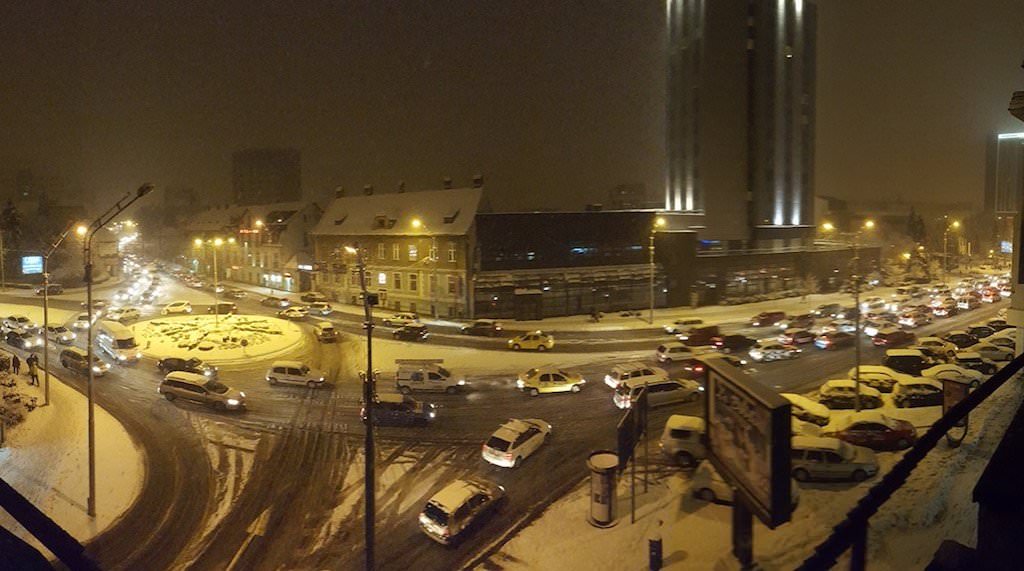 video foto trafic bară la bară în tot sibiul. deszăpezire cu pipeta sau deloc