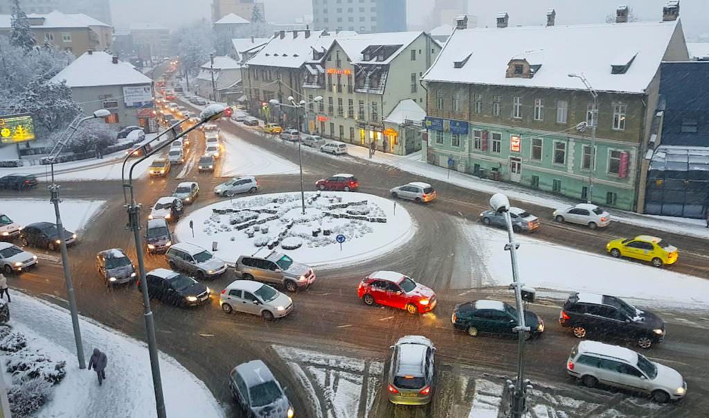 video foto - sibiul blocat de nămeți. imaginile din trafic sunt elocvente