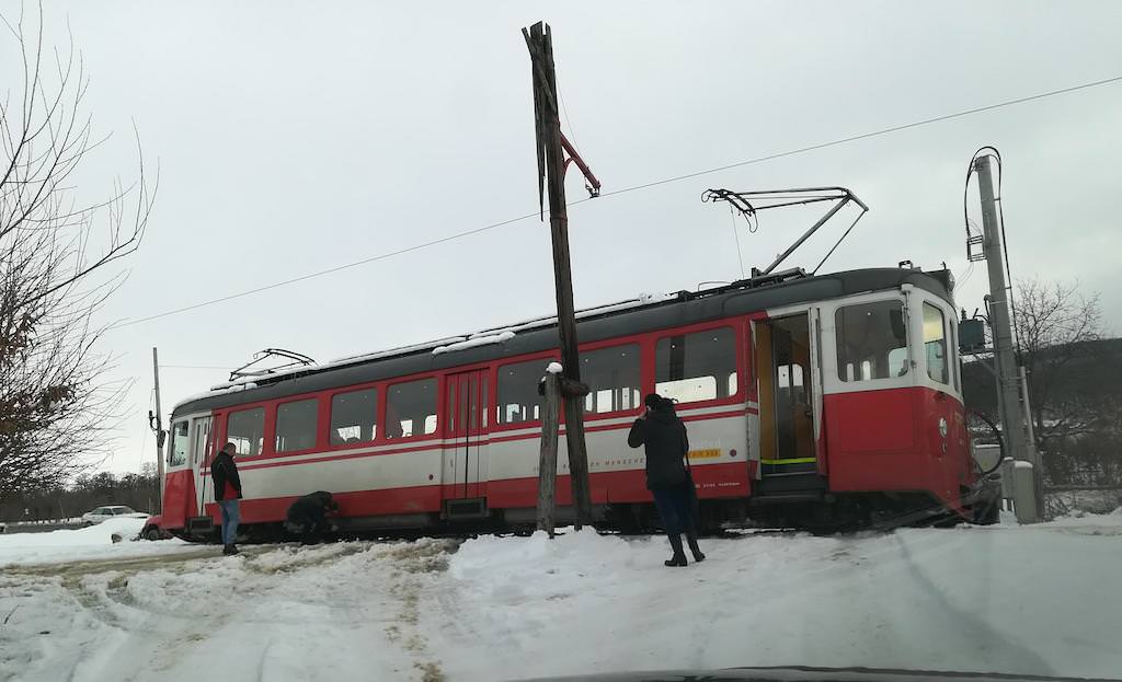 foto - tramvaiul rășinari - sibiu a deraiat. a sărit de pe linie