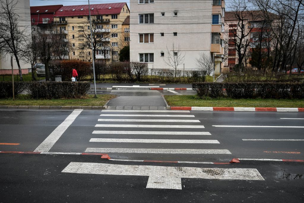 foto - amenajări pentru persoanele cu dizabilități pe străzile din centrul sibiului