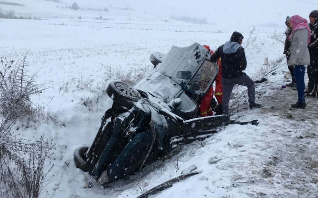 FOTO Mașină răsturnată pe DN14. O persoană rănită