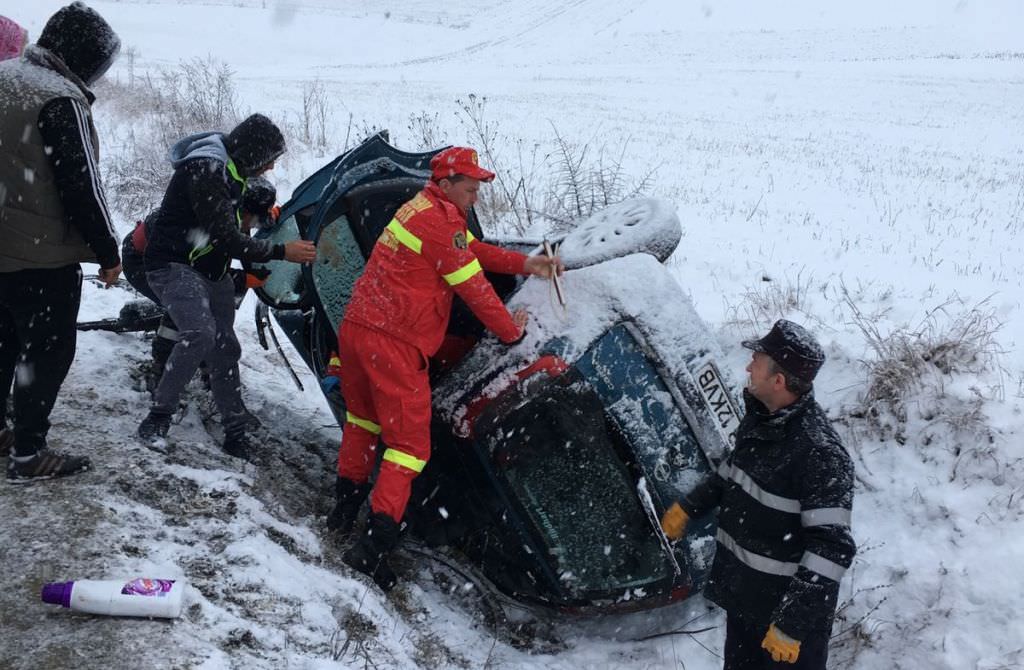 FOTO Mașină răsturnată pe DN14. O persoană rănită