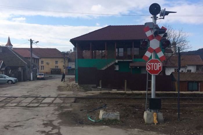 FOTO Accident de tren la Șeica Mare. O mașină lovită