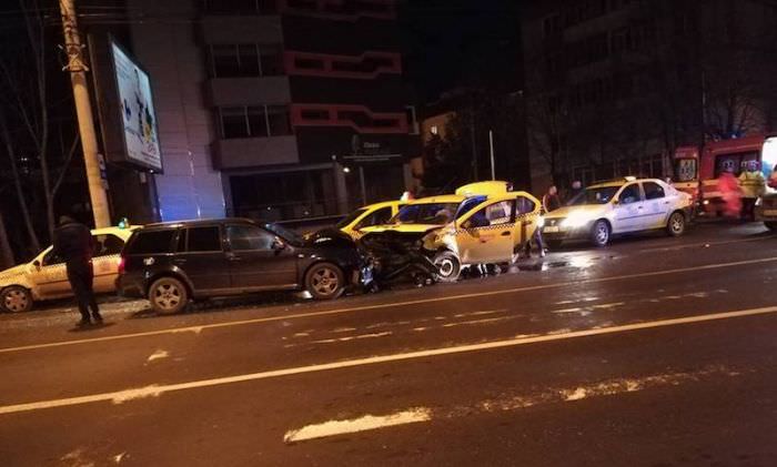 foto accident pe rahovei. doi răniți și un taxi implicat