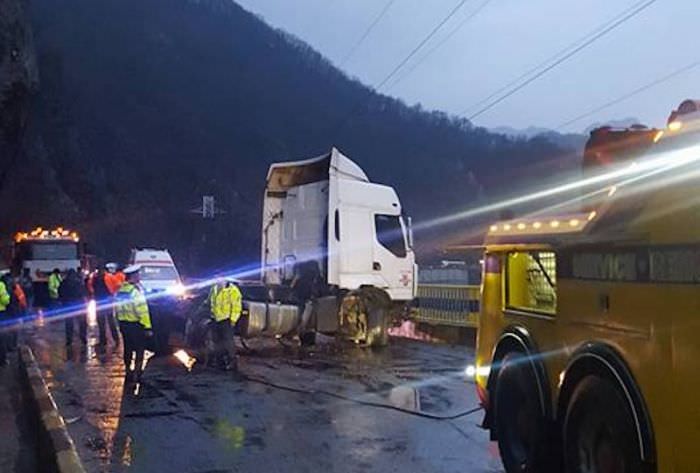 foto - accident pe valea oltului. un tir a intrat într-un cap de pod