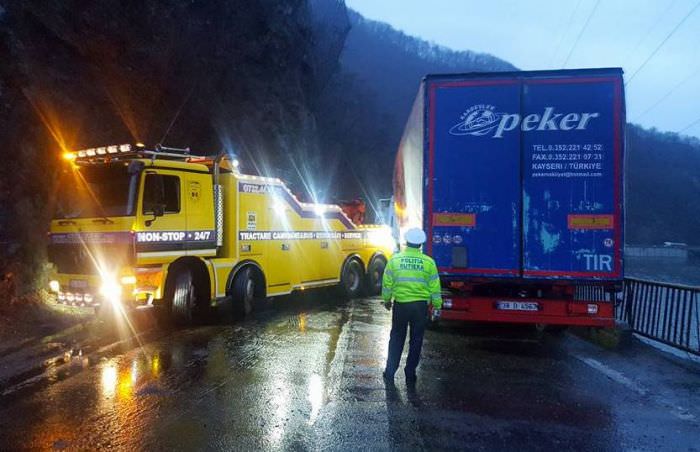 foto - accident pe valea oltului. un tir a intrat într-un cap de pod