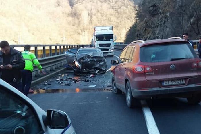 update foto - accident cu patru răniți pe valea oltului. trafic blocat la cârligul mic