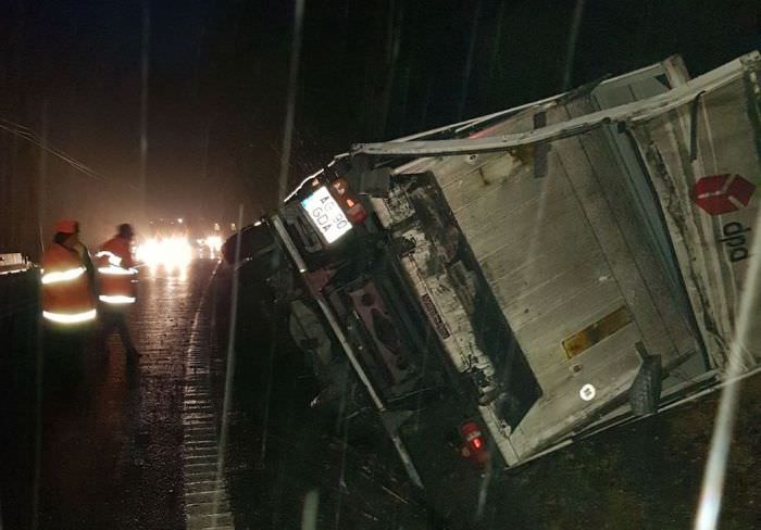 foto - accident pe dn7 - valea oltului. o autoutilitară răsturnată