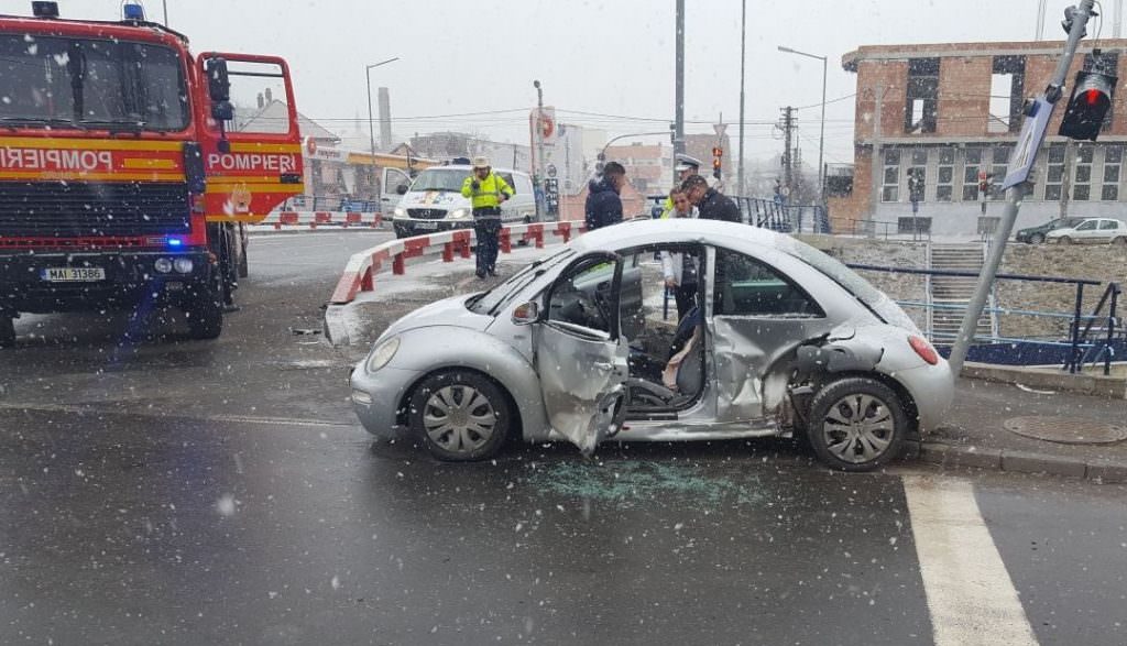 UPDATE VIDEO FOTO - Mașină de poliție tamponată de o șoferiță care a trecut pe roșu pe Malului