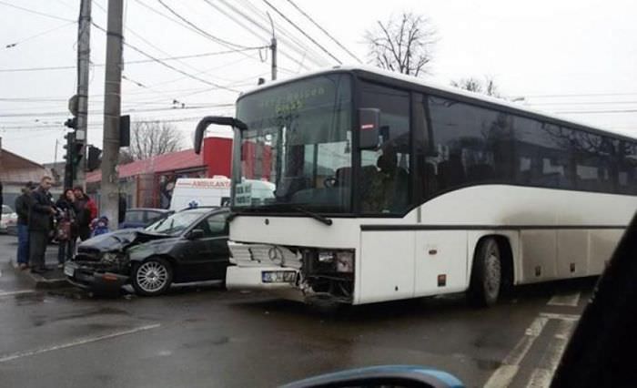 UPDATE Accident pe DN1. Un autobuz cu zece pasageri implicat