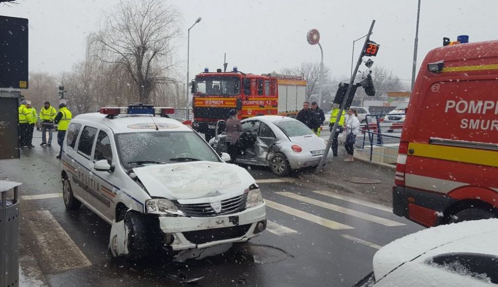 UPDATE VIDEO FOTO - Mașină de poliție tamponată de o șoferiță care a trecut pe roșu pe Malului